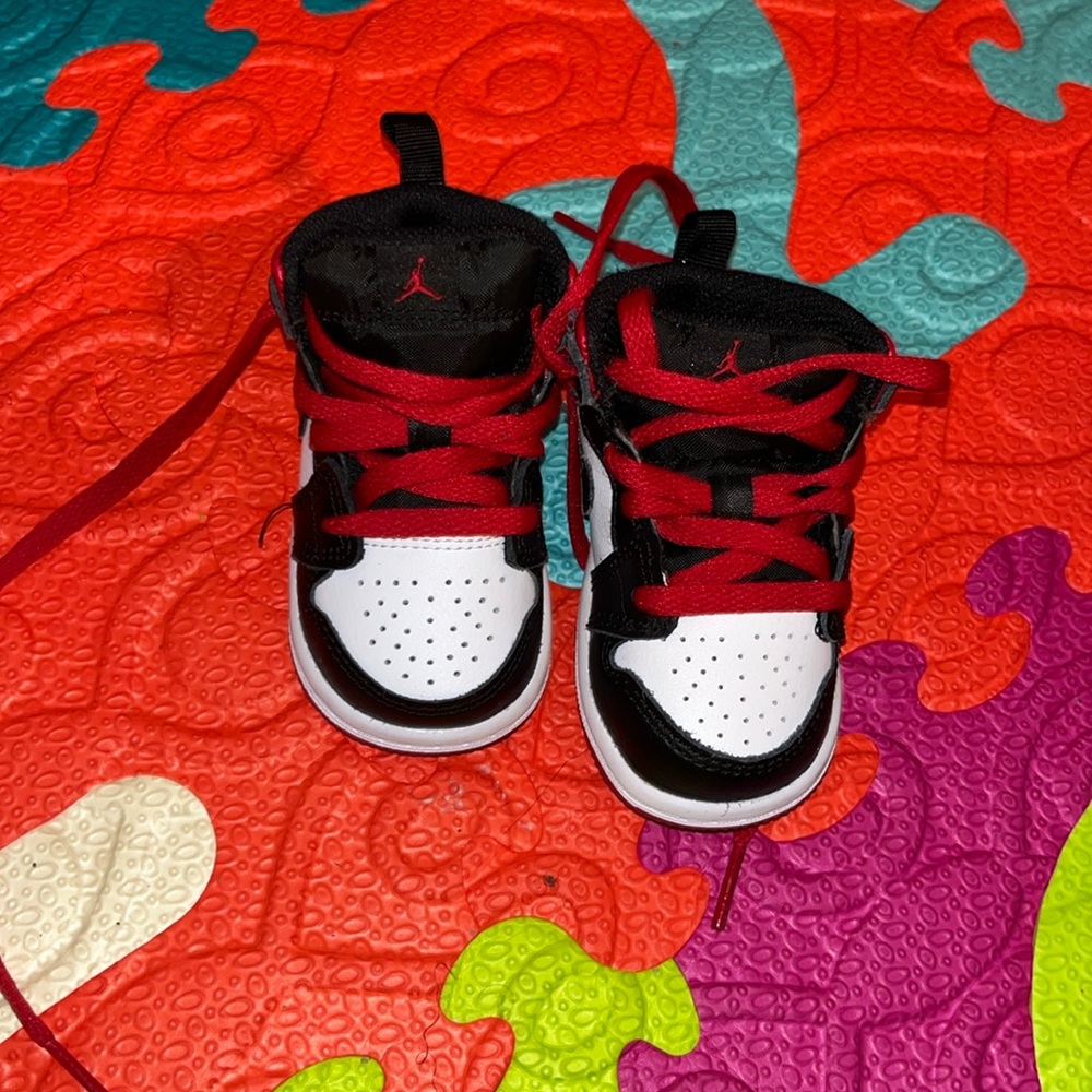 Great condition ( barely used )toddler air Jordan 1s size 4c.